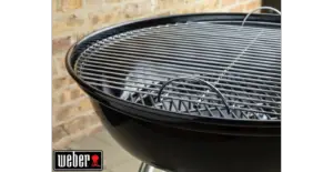 Grilles et intérieur d'un barbecue à charbon