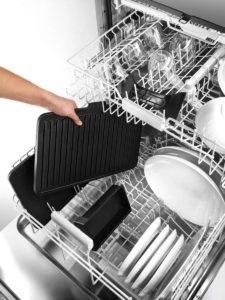 Il est important de s'assurer que la hauteur de la partie basse permette au bras de tourner tout en plaçant votre vaisselle