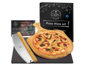 Vue d'ensemble pierre, couteau et pelle à pizza avec carton d'emballage