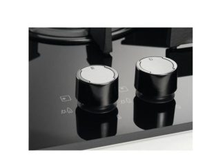 Vue des boutons d'allumage et reglage de feu du Plaque de cuisson au gaz Electrolux EGT6633NOK
