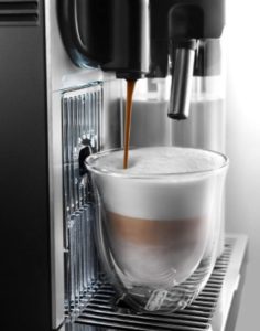 Versement de café du Nespresso Delonghi Lattissima Pro EN750MB