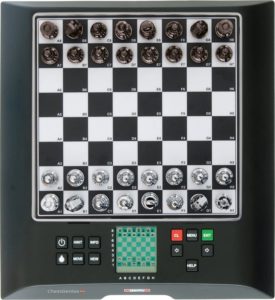 Vue de face du Millennium Chess Genius Pro