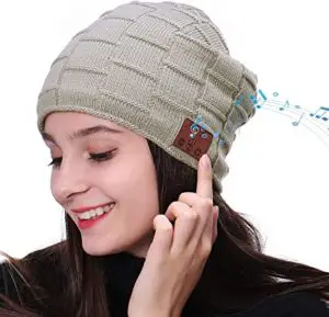 Un bonnet avec casque de musique intégré