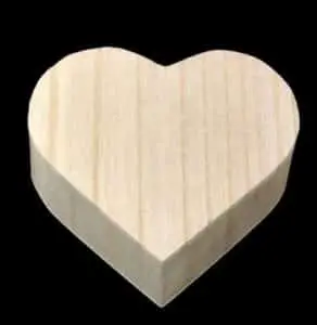 Une love box en bois en forme de cœur