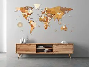 Une carte du monde en bois