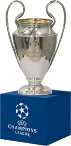 Une réplique du trophée de la Ligue des Champions